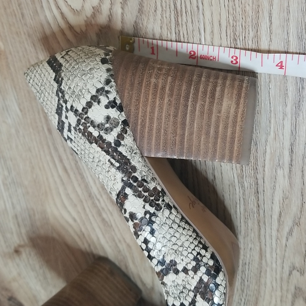 Crown Vintage Snake Skin Closed Toe Heels - Picture 8 of 9